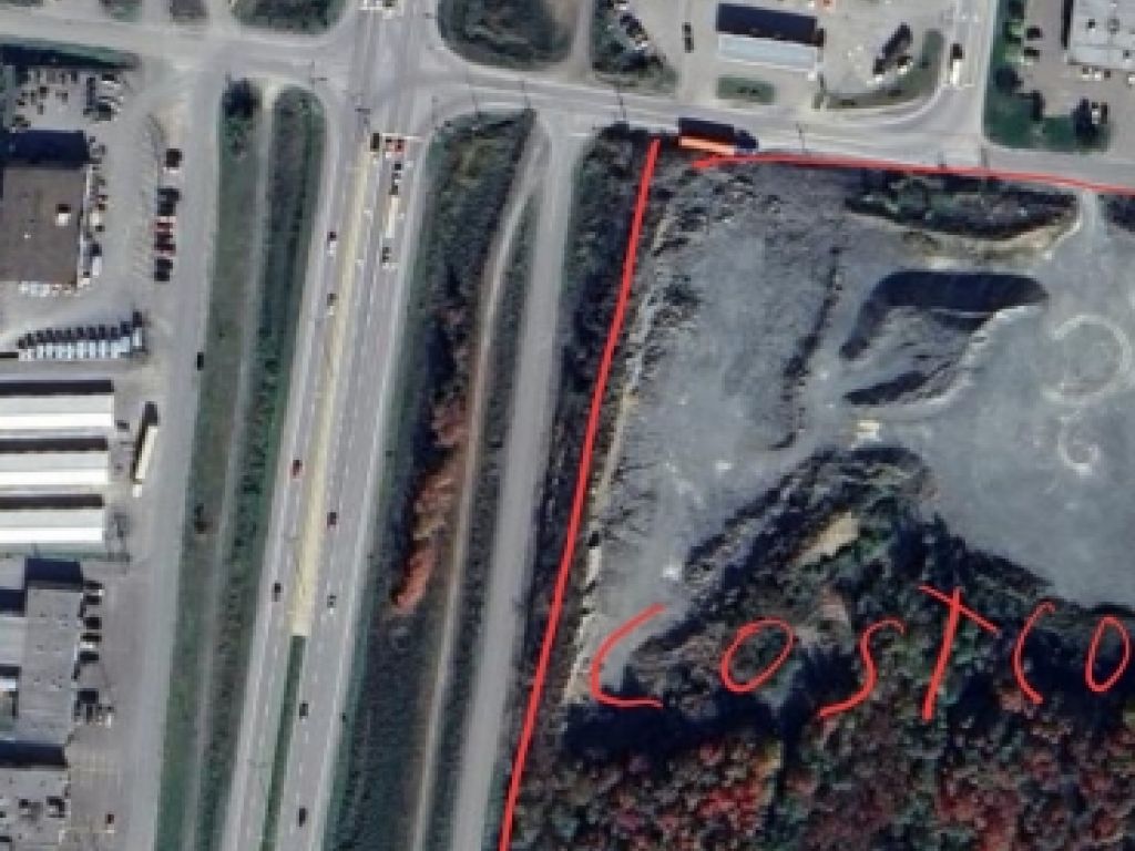 Grand local pr�s du futur Costco