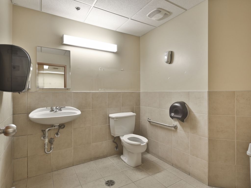 LARGE COMMERCIAL SPACE FOR LEASE