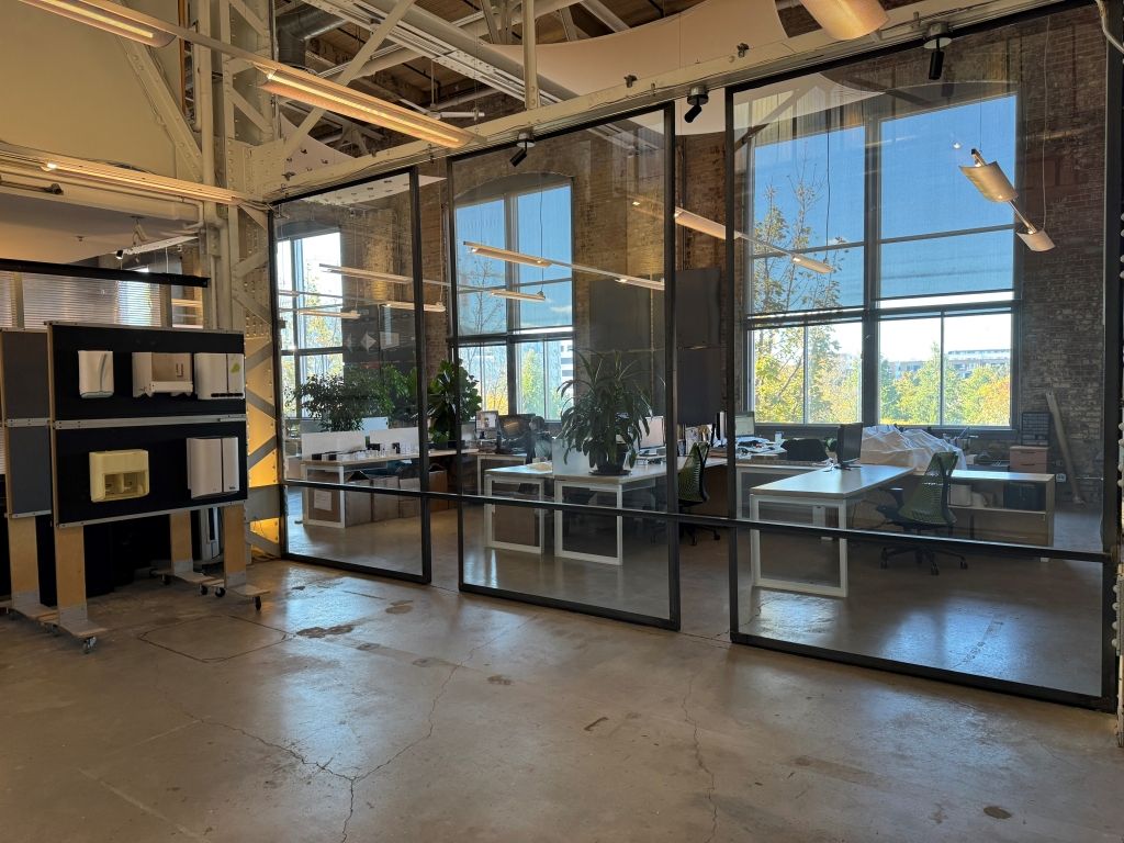 Technople Angus     Magnifique espace partag de 2522 pi ca