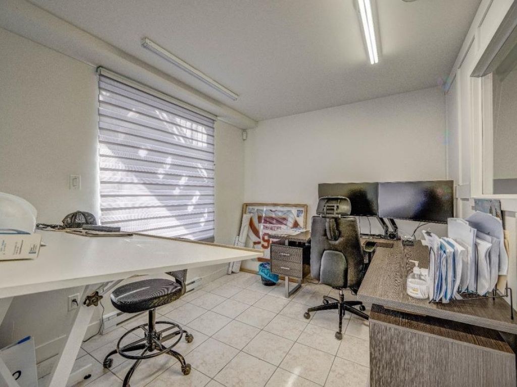 Offices with Storage, 3 Garages, 2 Loading Docks� St-Jerome