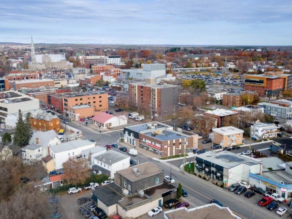 Building for sale or for rent + Office on 2nd floor Downtown St-Jerome