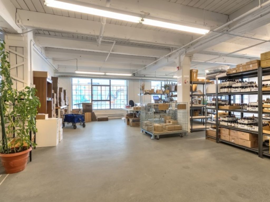  LOUER espace industriel exceptionnel, climatis et lumineux avec 3 quais Parc-Ex