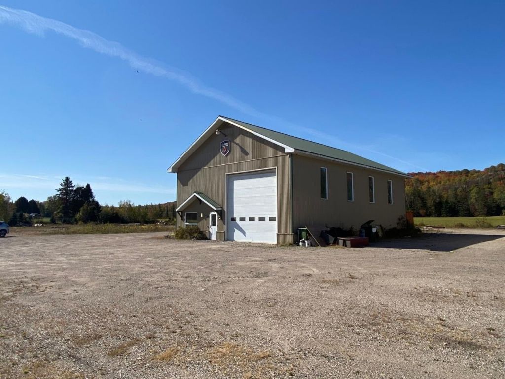 Commercial building with large land Labelle Laurentides