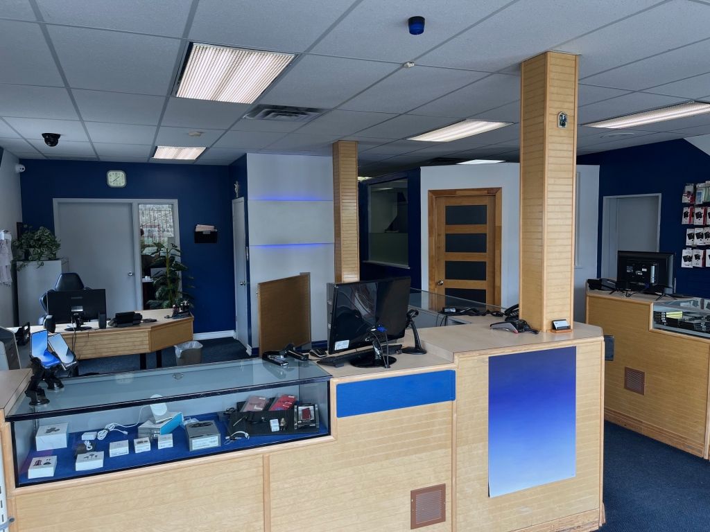 Commercial space on Lajeunesse street ideal for shops and businesses seeking  presence and visibility.