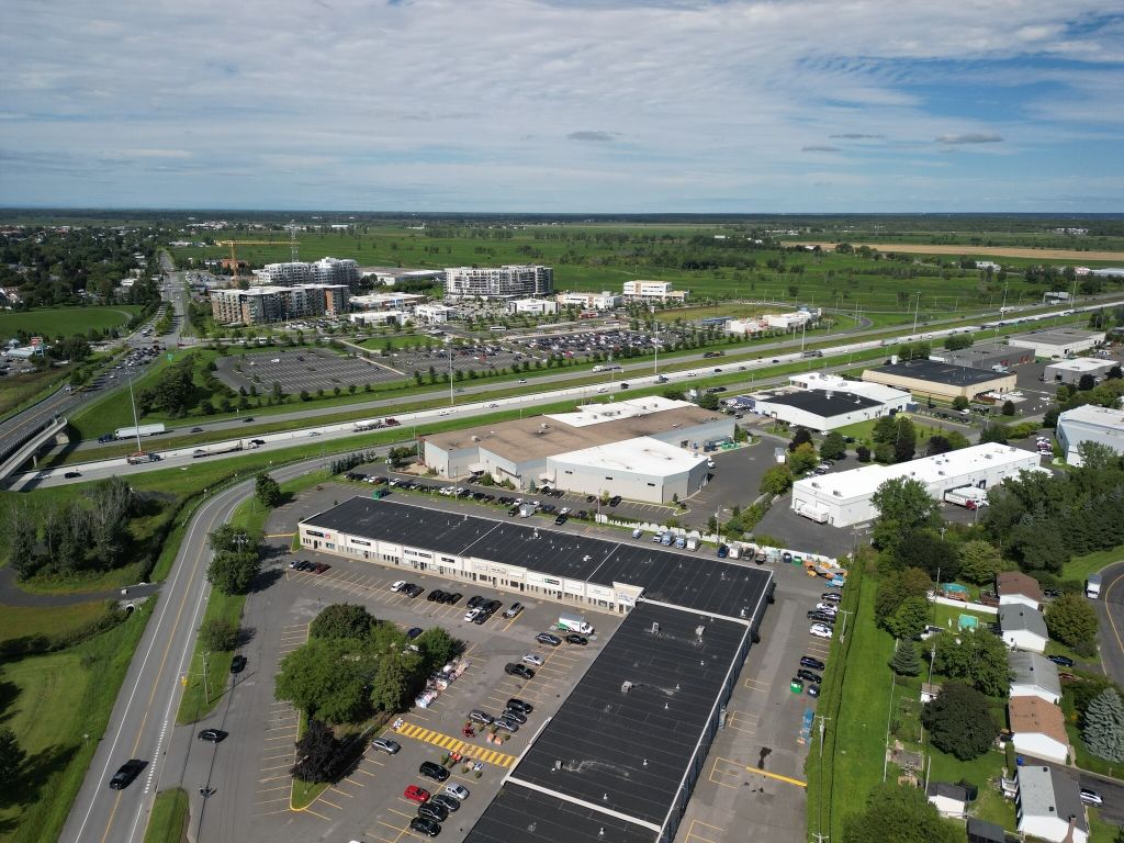 Local commercial 3 000 pi� � louer, Sainte-Julie, 5 995 $