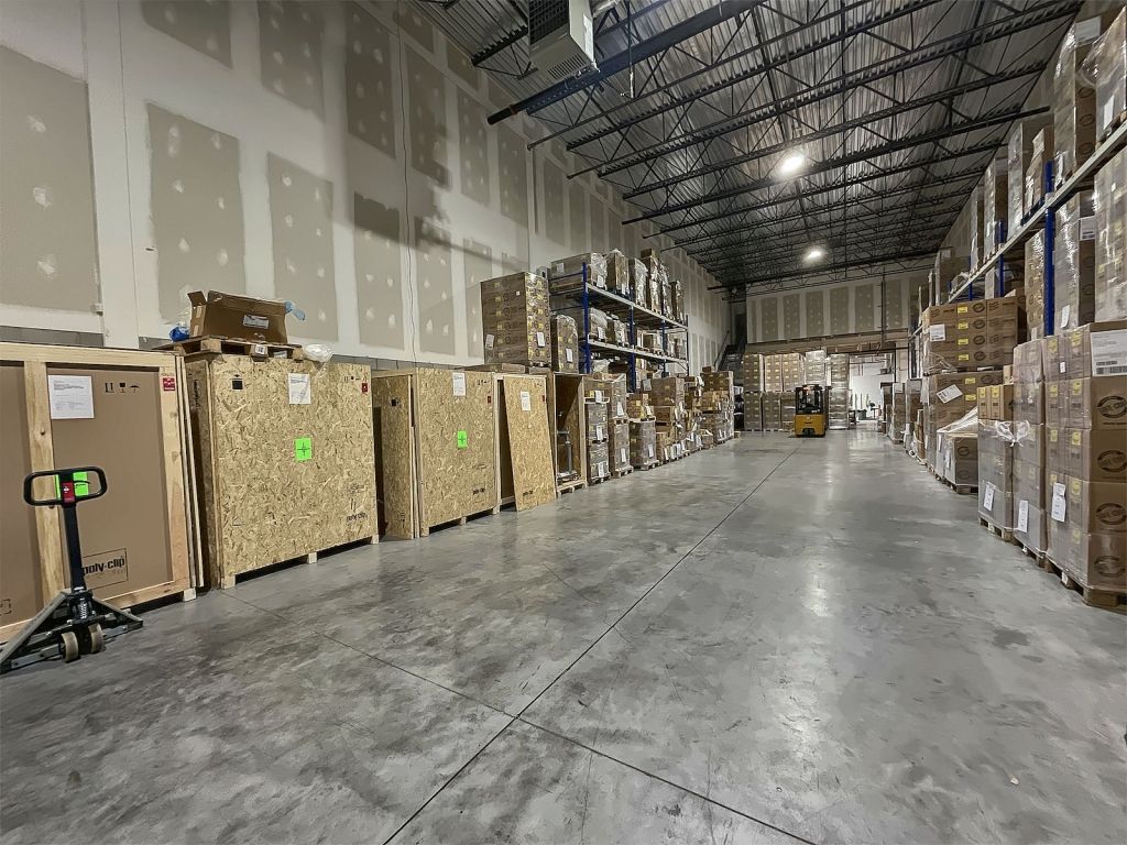 Espace industriel � Louer Laval - 6 985 PI2