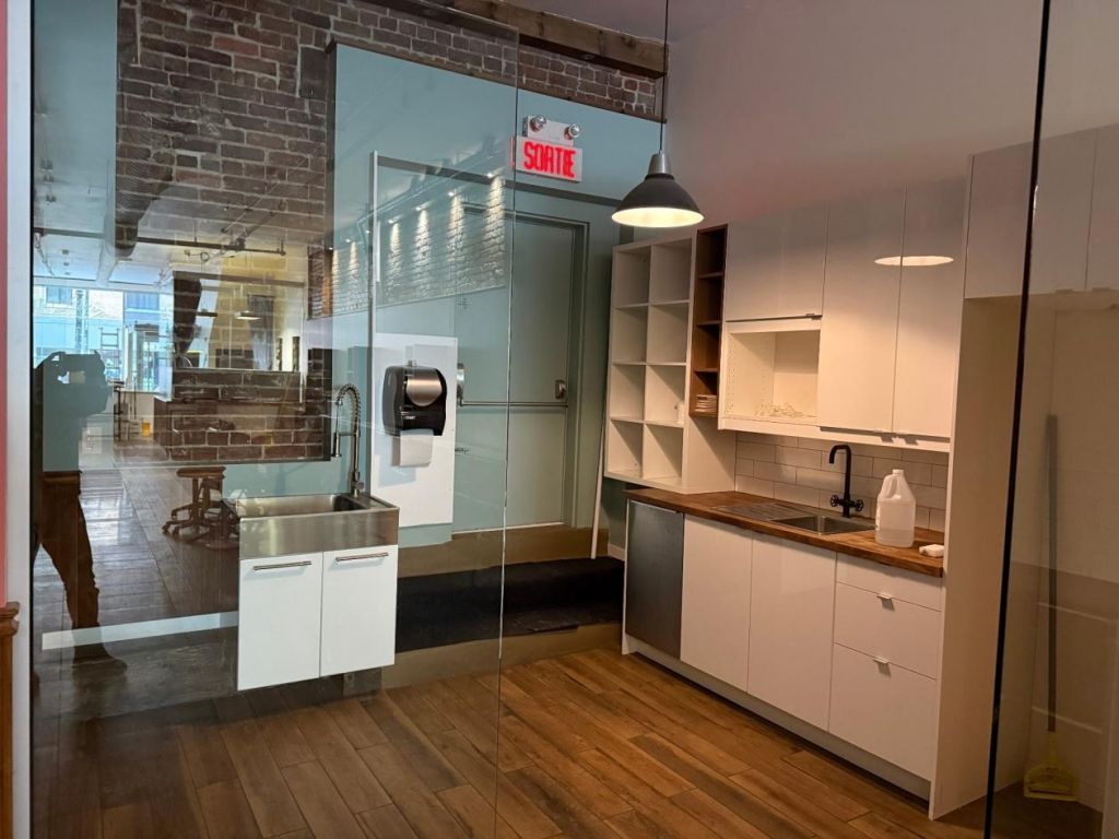 Chic 1,600 sqft space Very busy sector Plateau-Mont-Royal