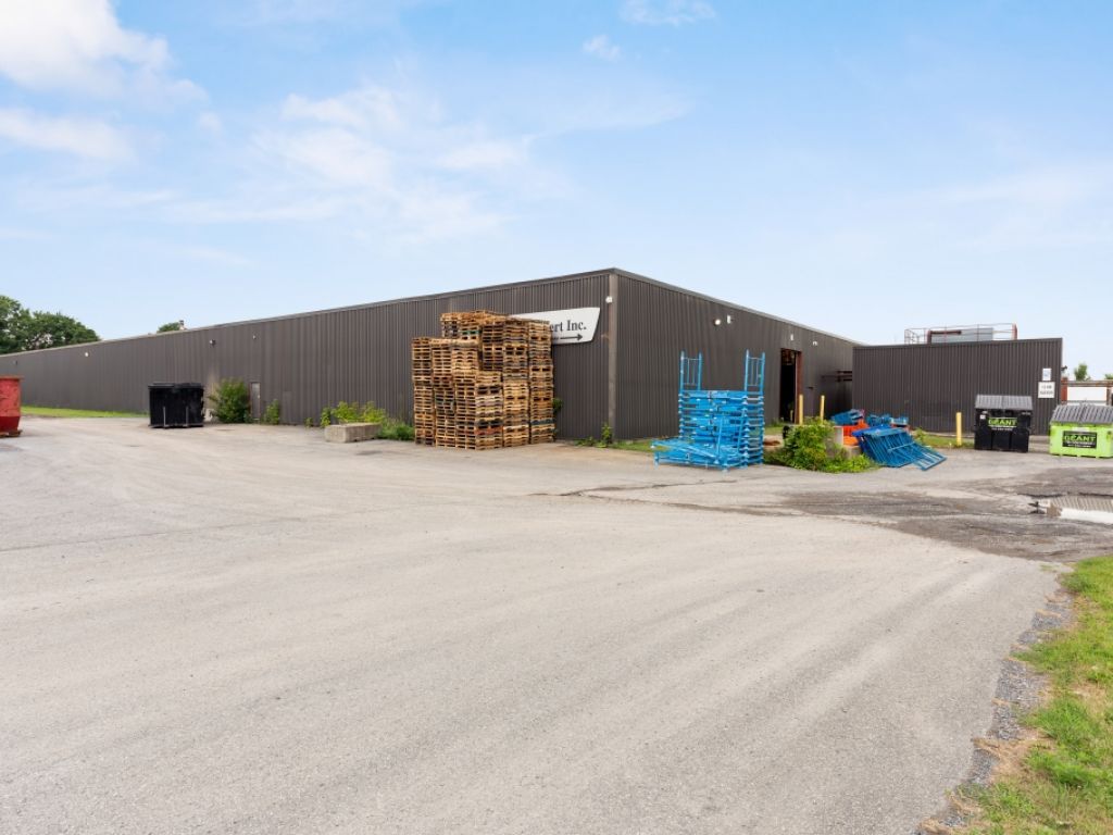 Industrial & commercial space for rent  accessible and flexible in the heart of Montrgie