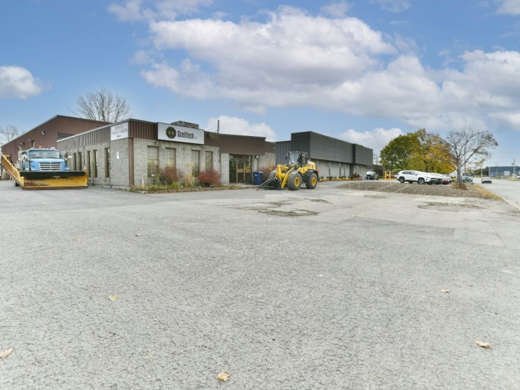 Space for rent: 3100 to 4500 sq. ft., industrial district of Laval, proximity to major highway access, NET lease 1 payment only