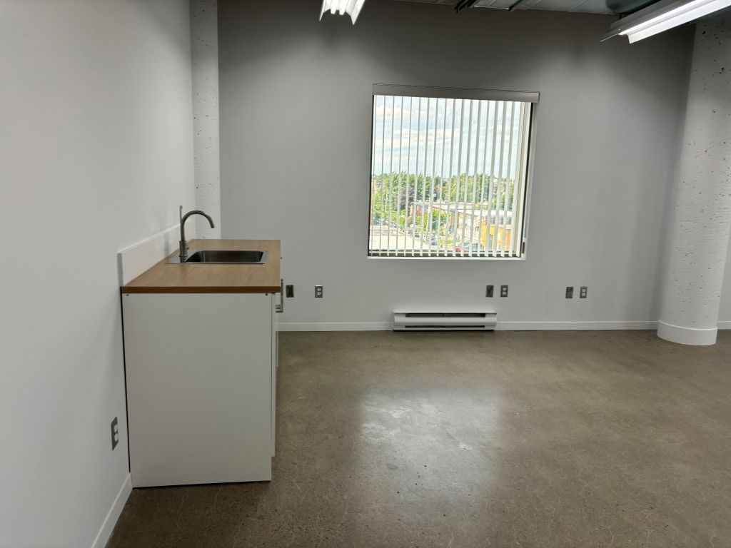 Industrial space of 734 sq.ft. (with kitchinette and one office) in Montreal-Nord!