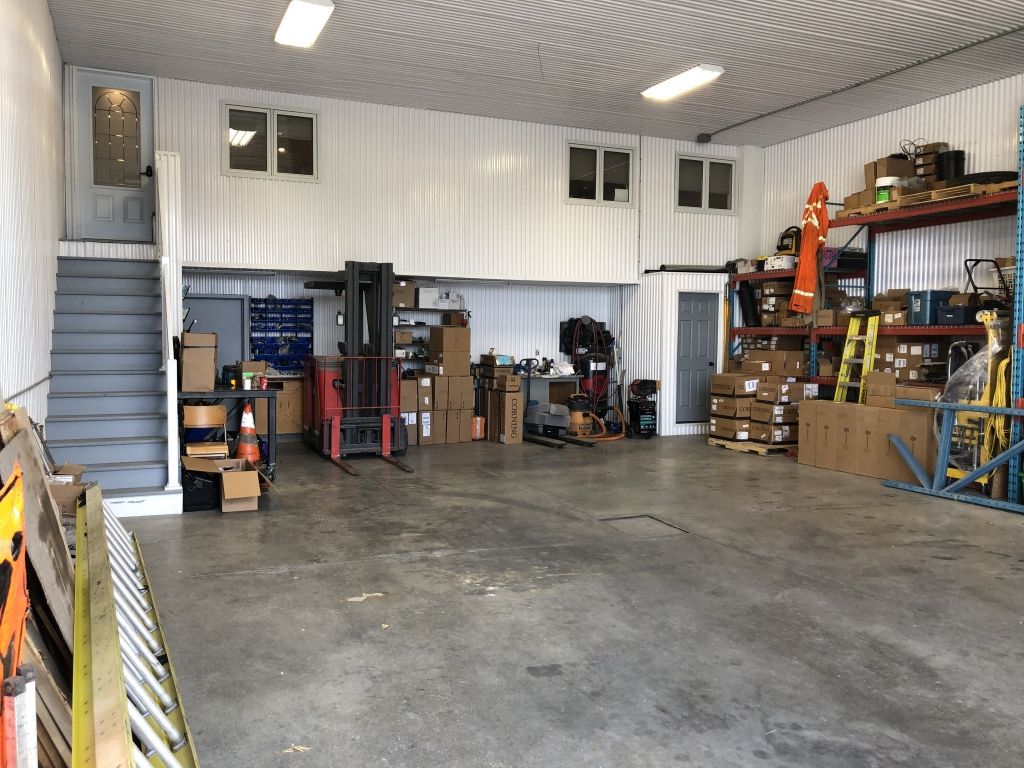 Garage - Entrept - Bureau /Salle de repos a louer +/- 2000 pi.ca. porte de garage 14' - plafond 16' - Parc Industriel