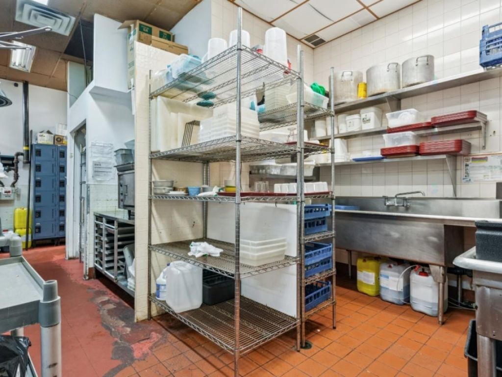 Fully equipped restaurant with terrace for sale in Boucherville