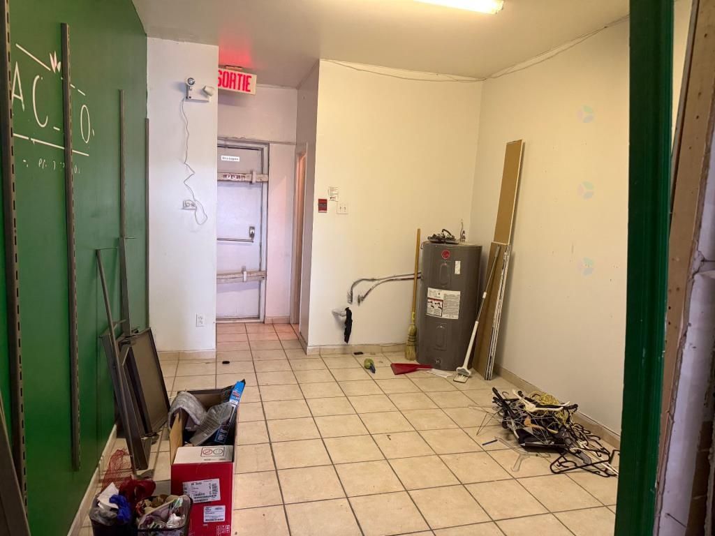 775 sqft Ground space in shopping center of LaSalle