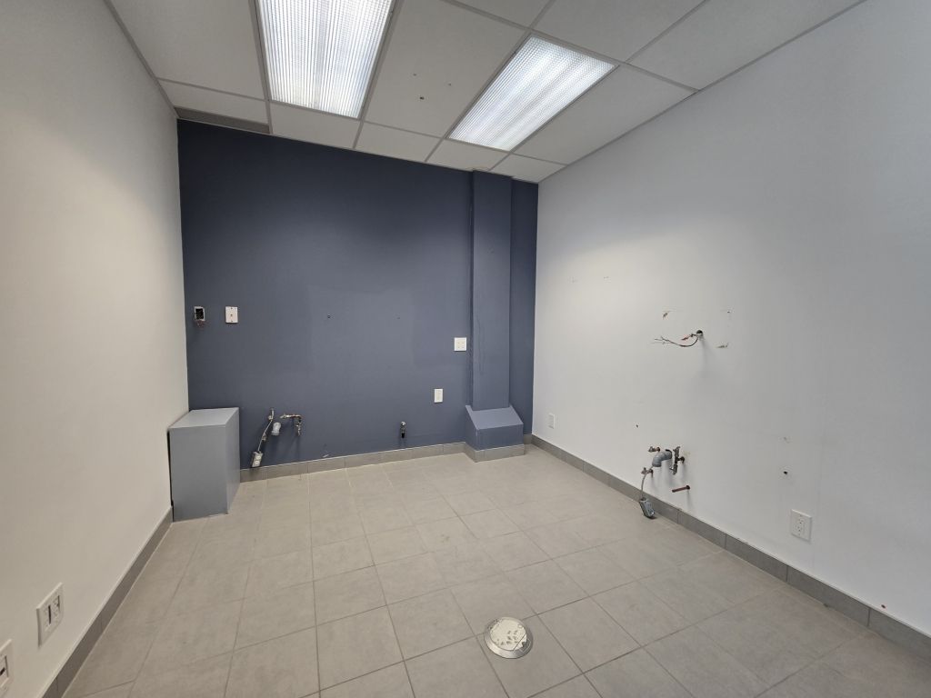 SPACE FOR RENT FOR 1350 SQF - SAUV STREET AND ACADIE