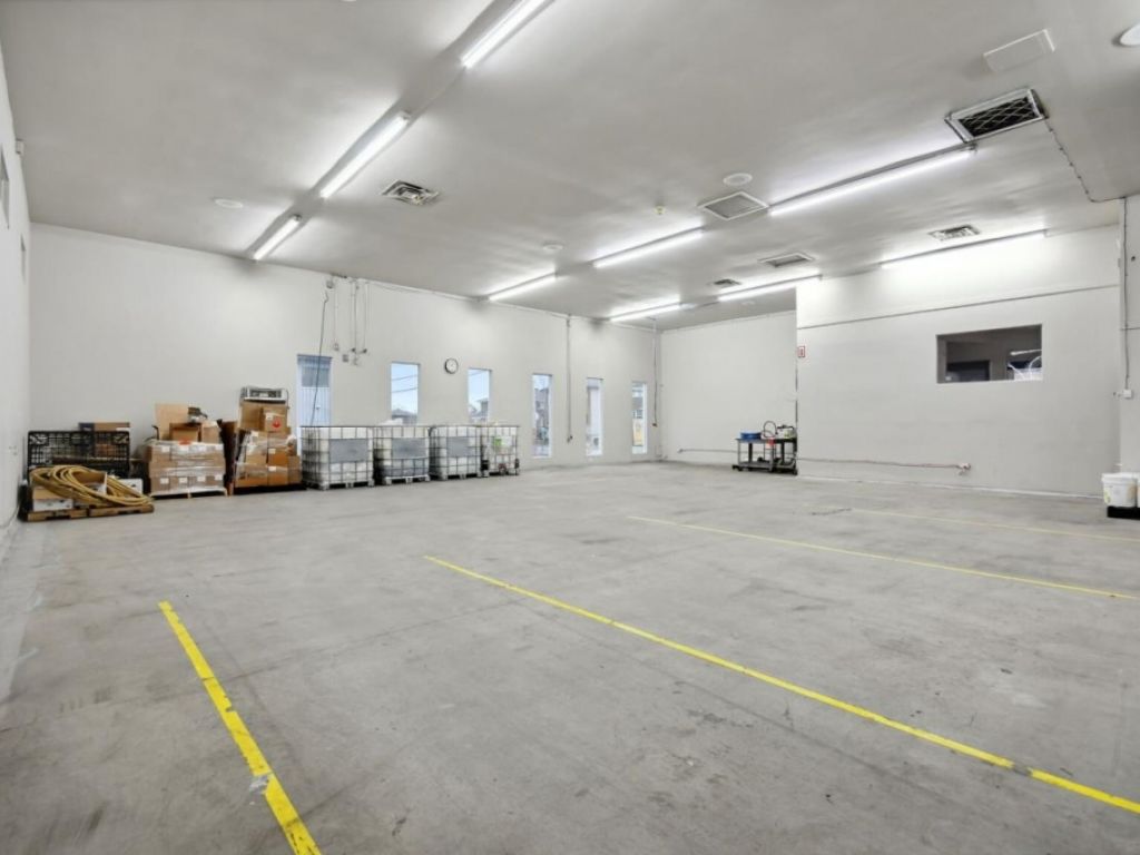 7,110 sqft warehouse with office spaces on De Martigny street in St-Jerome
