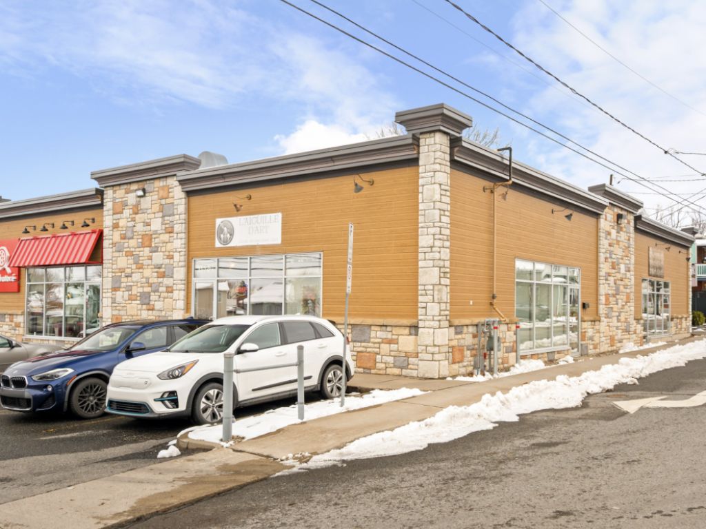 COMMERCIAL CORNER UNIT FOR RENT