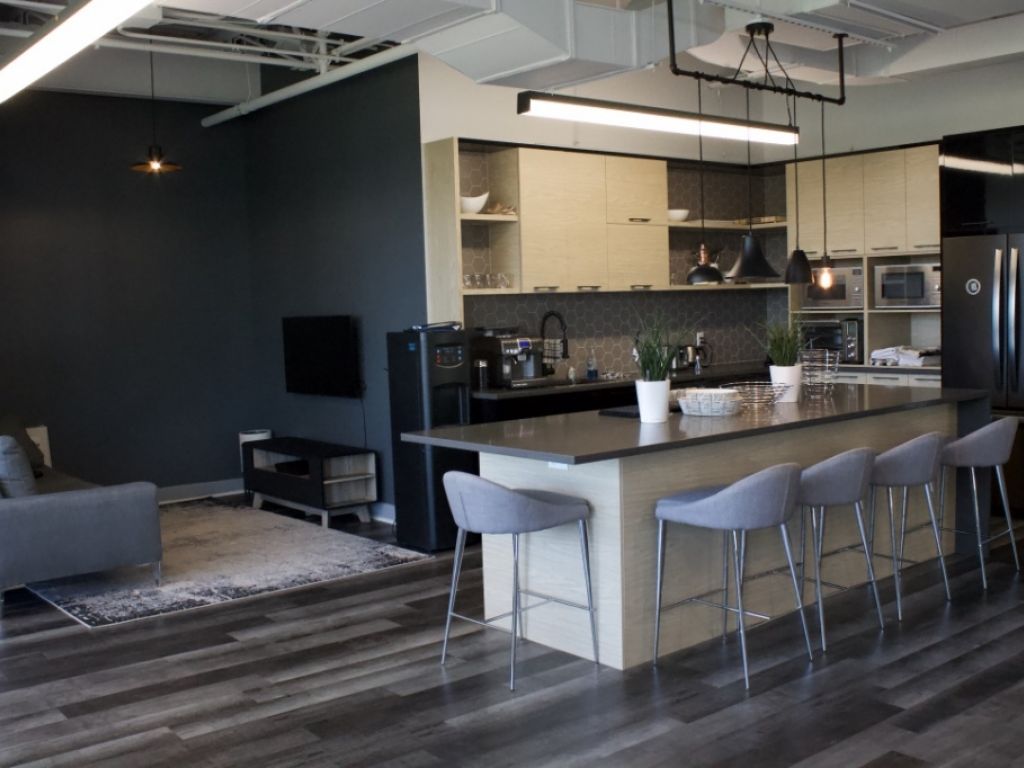 Location bureaux ferm�s et postes de travail - Laval - Acc�s direct A-440