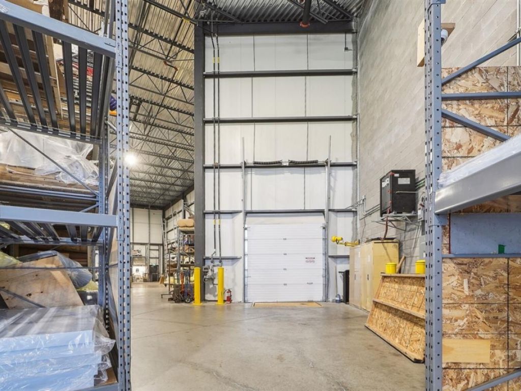 Industrial building 15,051 sq.ft. � Saint-Bruno-de-Montarville