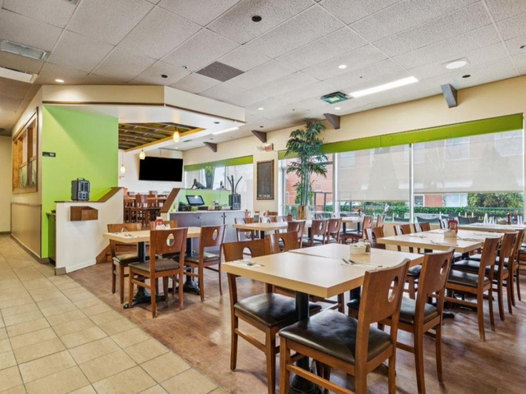 Fully equipped restaurant with terrace for sale in Boucherville