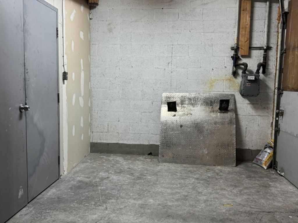 1,500-sq-ft industrial space for rent with private office and loading dock. Ideal location.