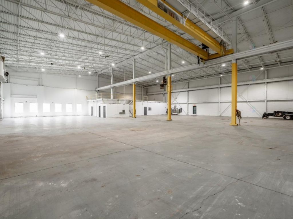 Warehouse for rent of 15,809 square feet with garage doors and crane