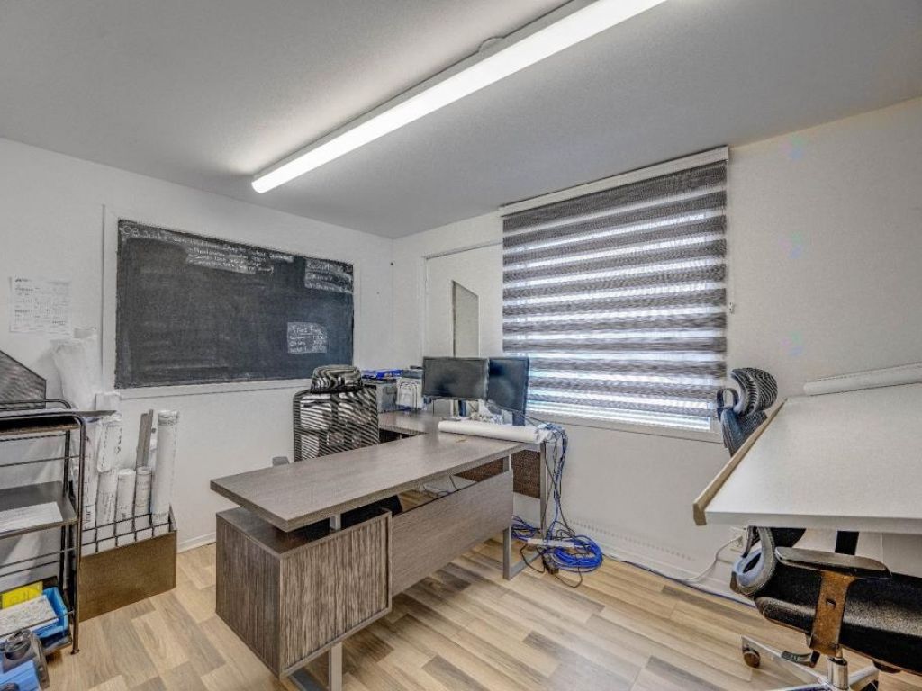Offices with Storage, 3 Garages, 2 Loading Docks� St-Jerome