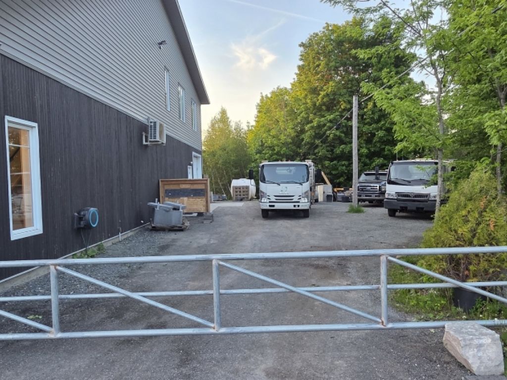 Grand local pr�s du futur Costco