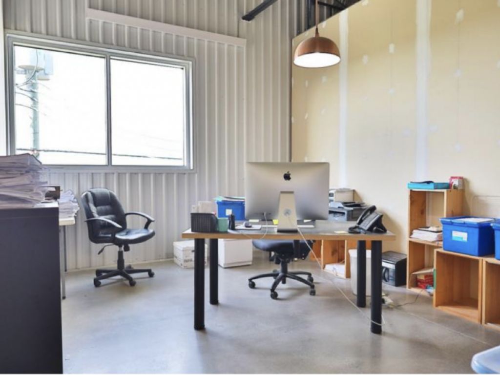 Superbe Local  18000' Industriel et/ou Commercial-Showroom-bureaux A louer