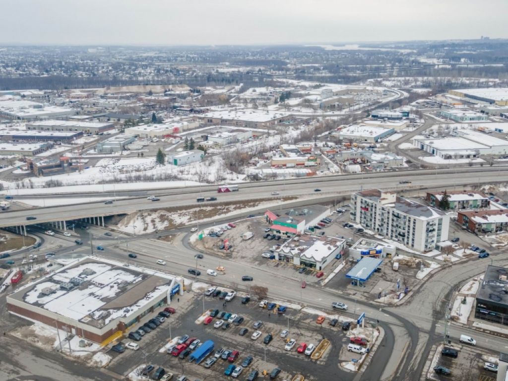 Commercial building in Gatineau HIGH VISIBILITY