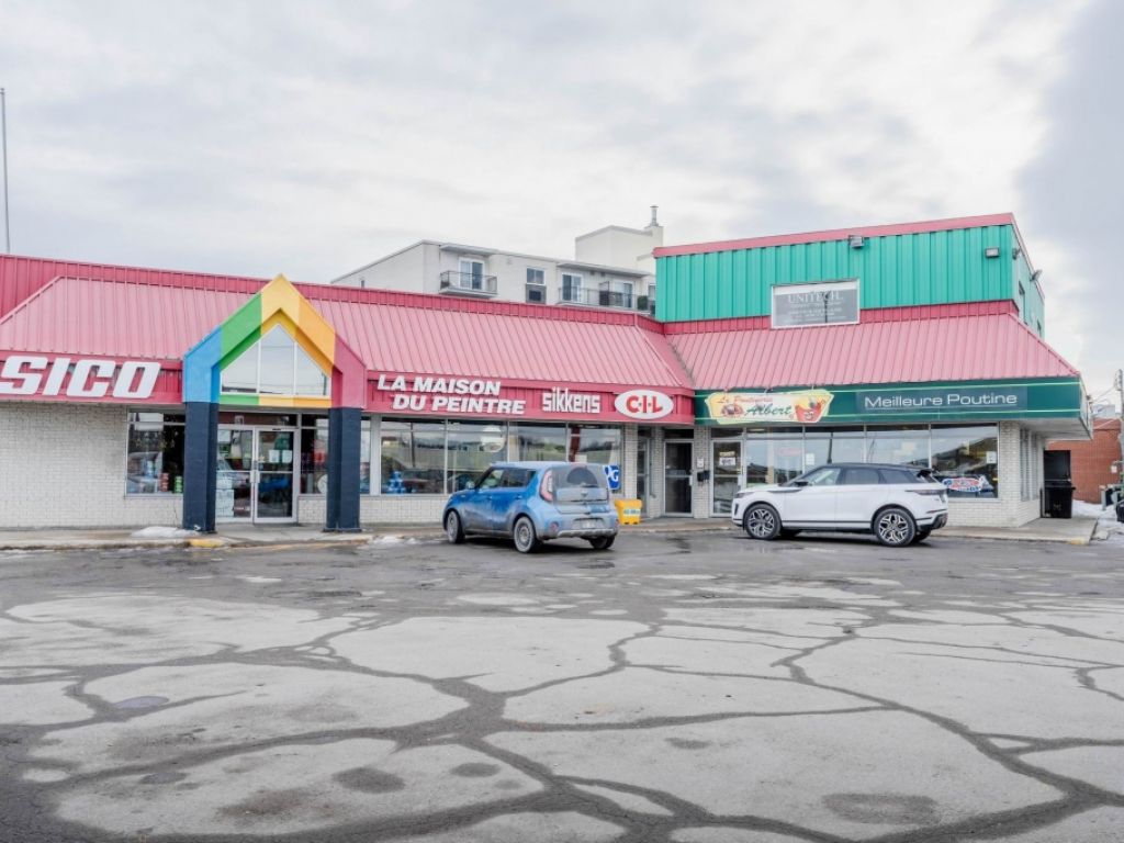 Commercial building in Gatineau HIGH VISIBILITY