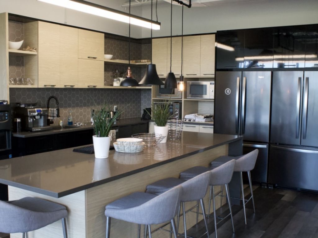 Location bureaux ferm�s et postes de travail - Laval - Acc�s direct A-440