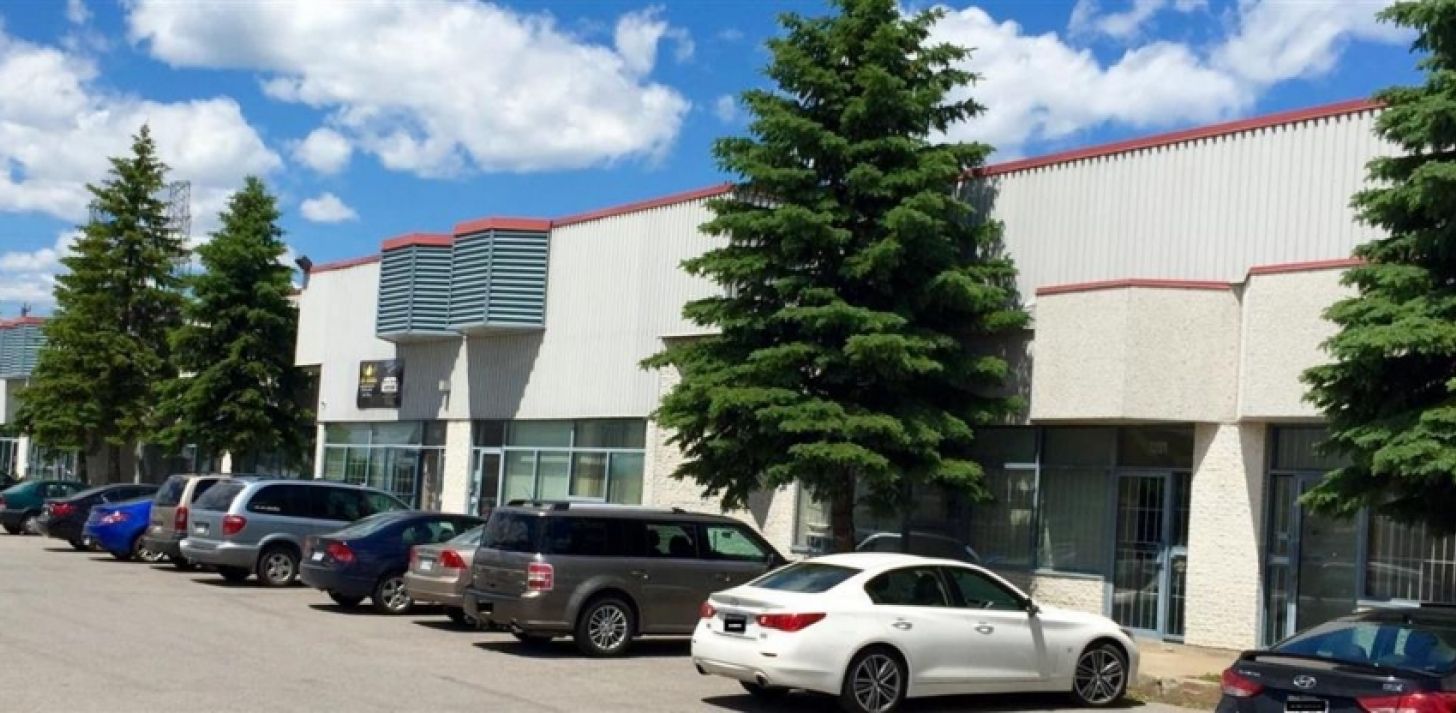 Industrial Space for Lease in Laval � 2,550 sq. ft. | Sainte-Rose - For Rent