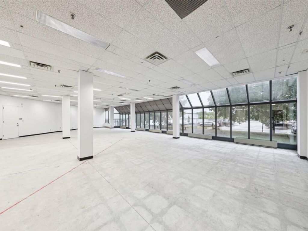 Office space for lease - 666 Boul. St-Martin O., local 100