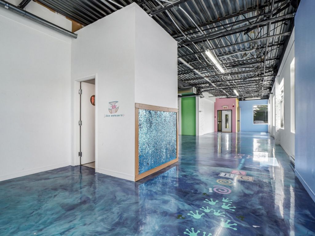 Espace commercial Unit de coin  louer