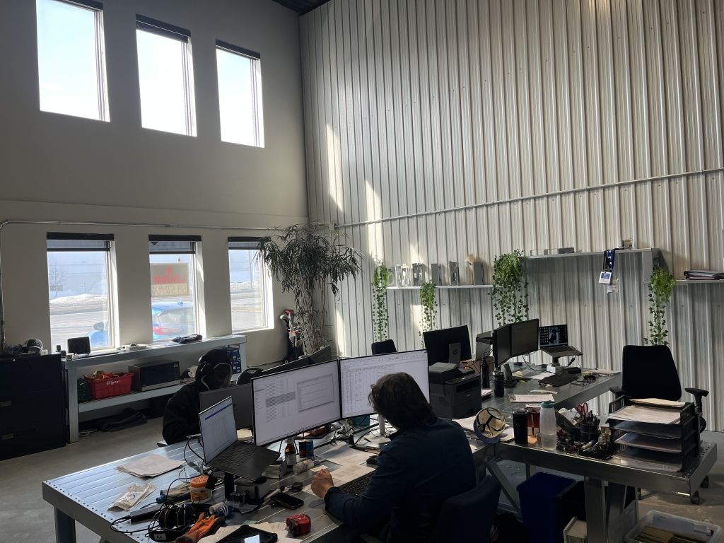 Local � louer - 6 000 pc, possibilit� d'usage commercial ou industriel, disponible au 1 juin 2026.