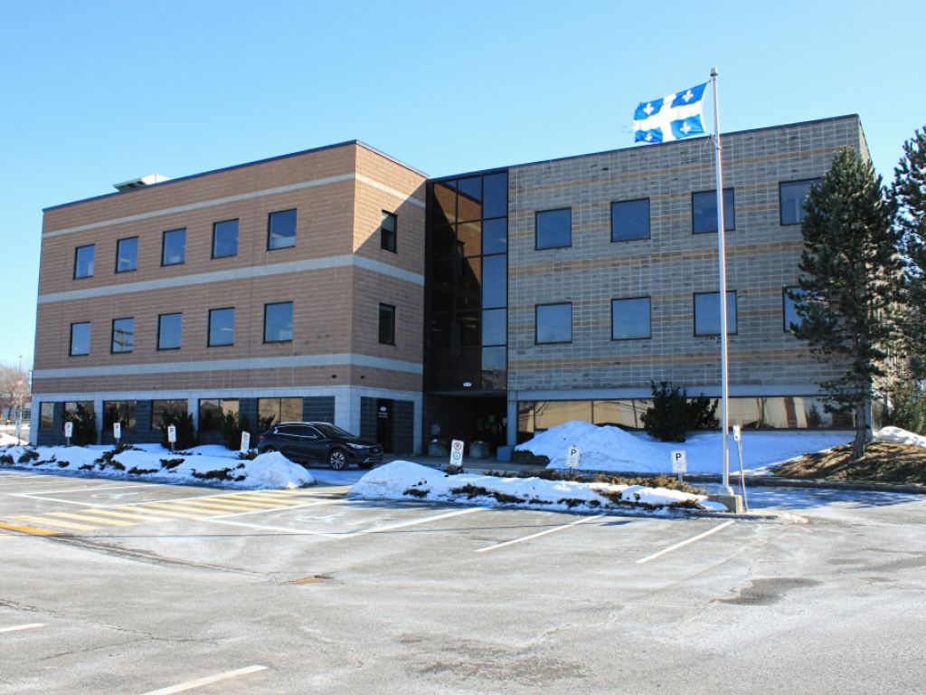 Located at the southern ends of the bridgeheads. Unique location. Office space of approximately 400 m� (4,300 sq ft).
