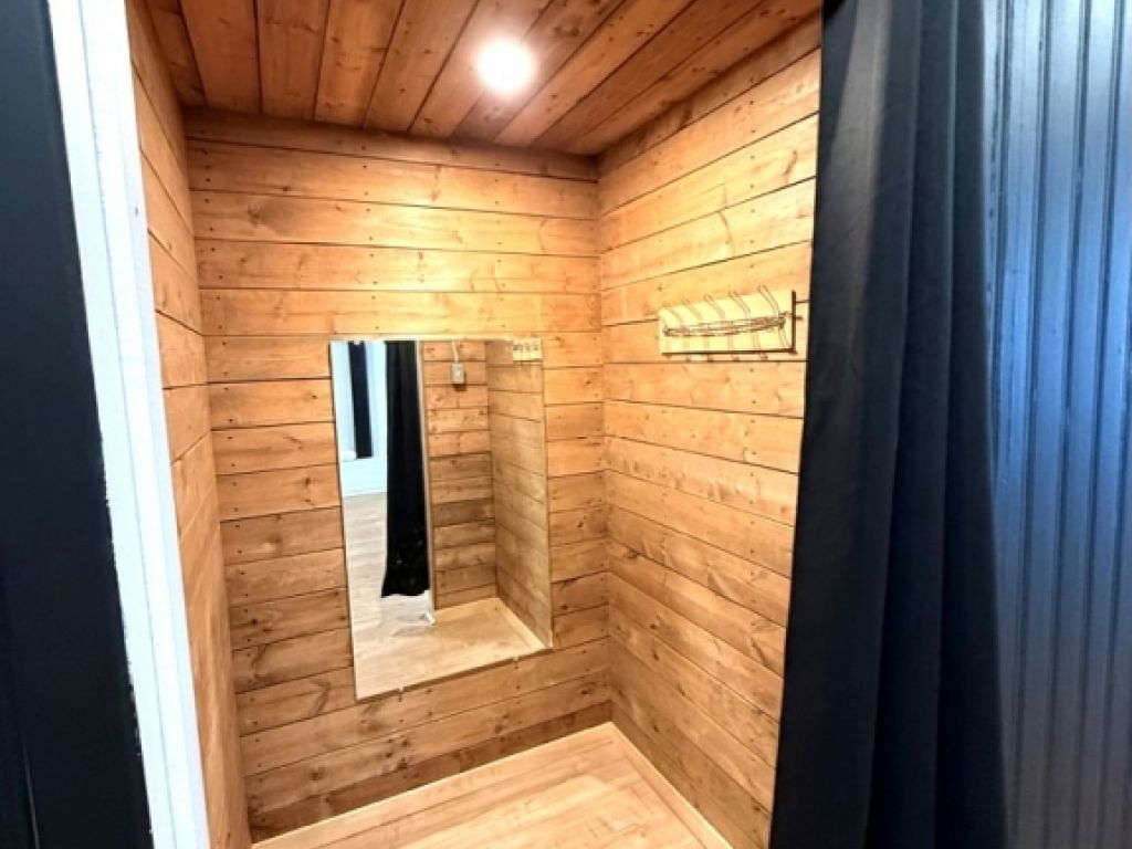 Business Collaboration Opportunity � 700 sq. ft. Shared Space