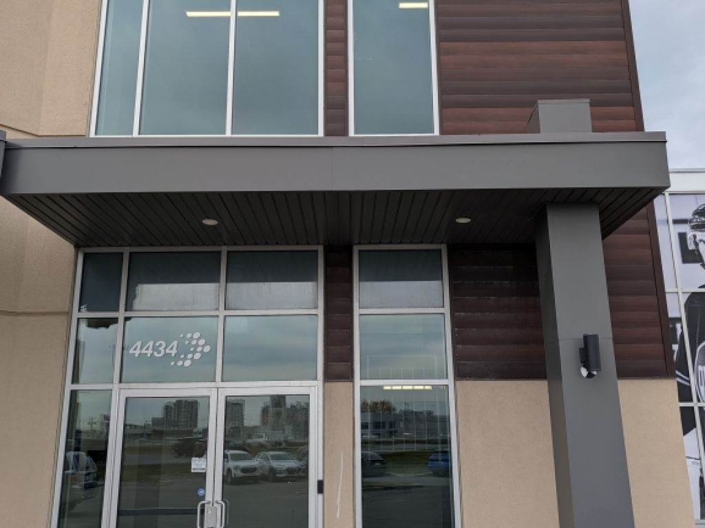 Location bureaux ferm�s et postes de travail - Laval - Acc�s direct A-440