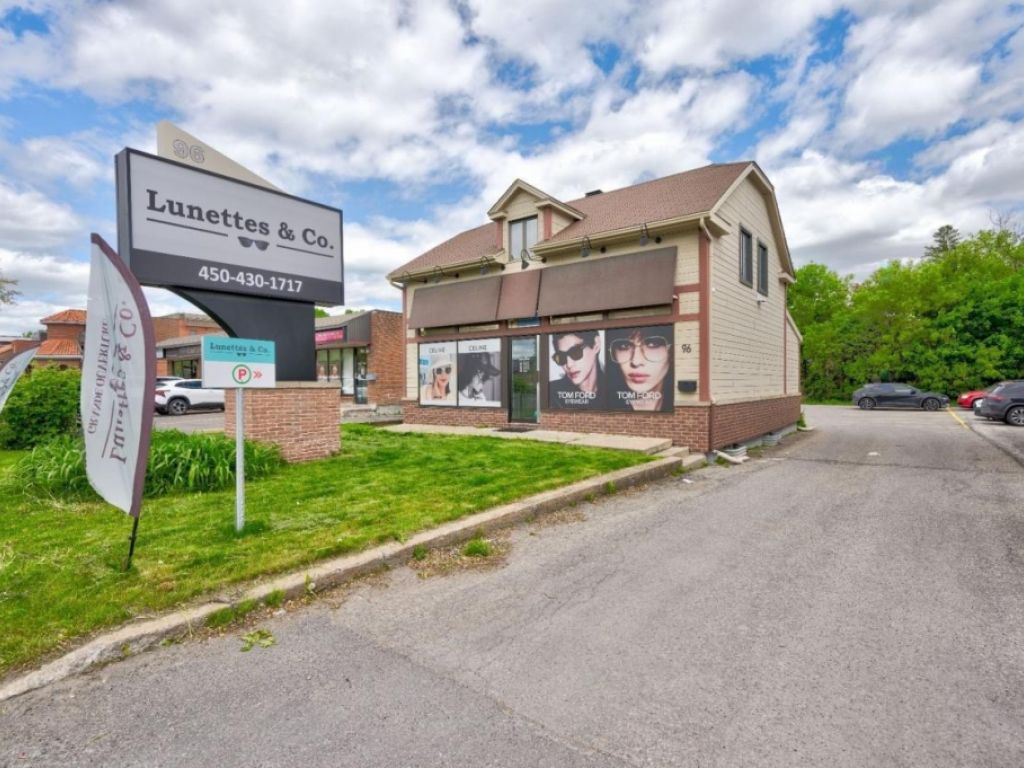 Building for rent Cure-Labelle Blvd Sainte-Therese