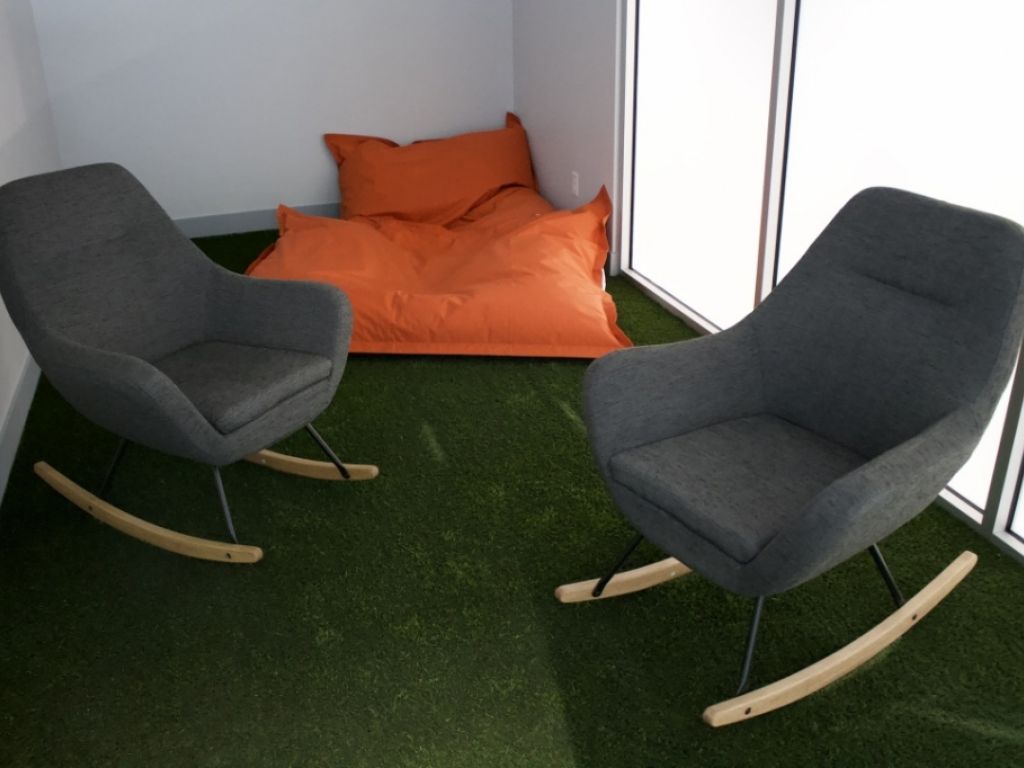 Location bureaux ferm�s et postes de travail - Laval - Acc�s direct A-440