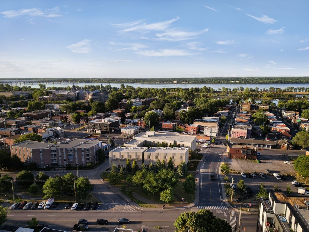 BRand-new commercial space for rent facing Lachine Market