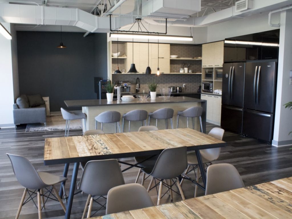 Location bureaux ferm�s et postes de travail - Laval - Acc�s direct A-440