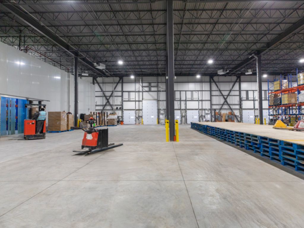 LOCAL INDUSTRIEL/ENTREPOT � LOUER, CANDIAC - 12 395 � 55 934 pi2