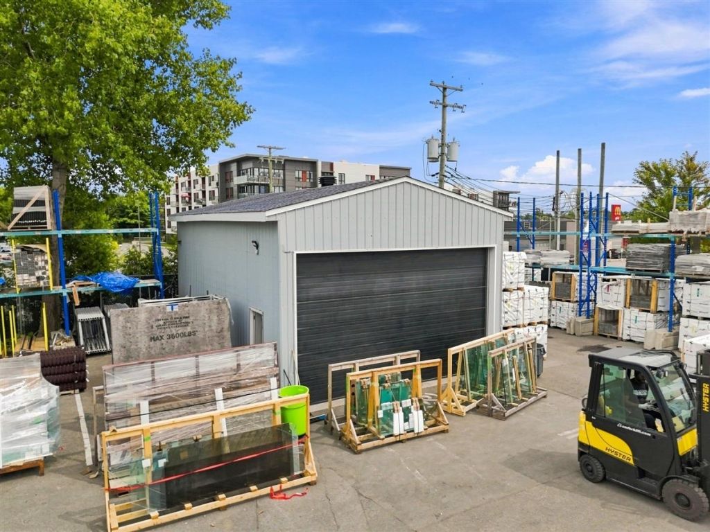 Commercial/office building for sale