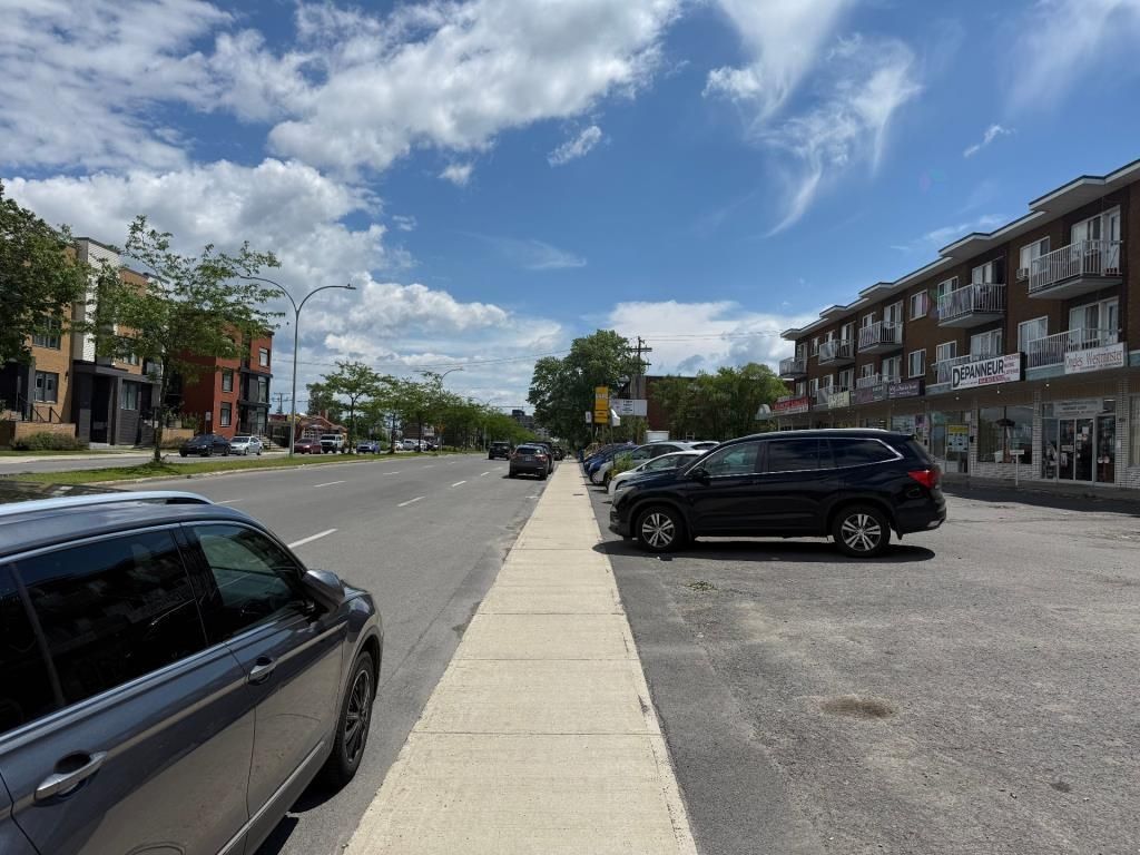 775 sqft Ground space in shopping center of LaSalle