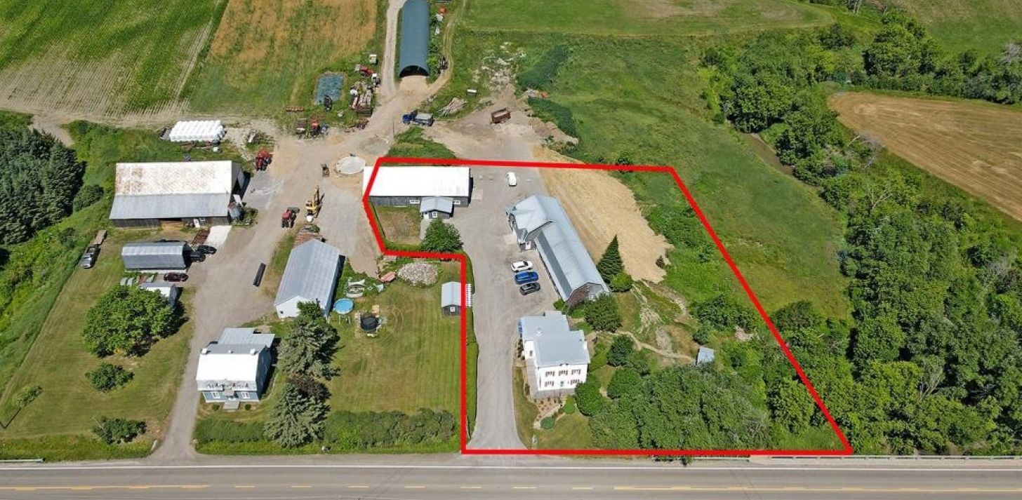 Propri&eacute;t&eacute; semi-commerciale en zone agricole - &Agrave; vendre