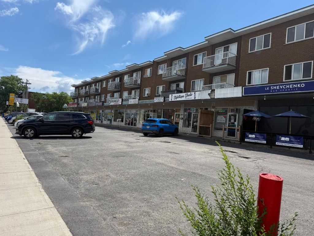 775 sqft Ground space in shopping center of LaSalle
