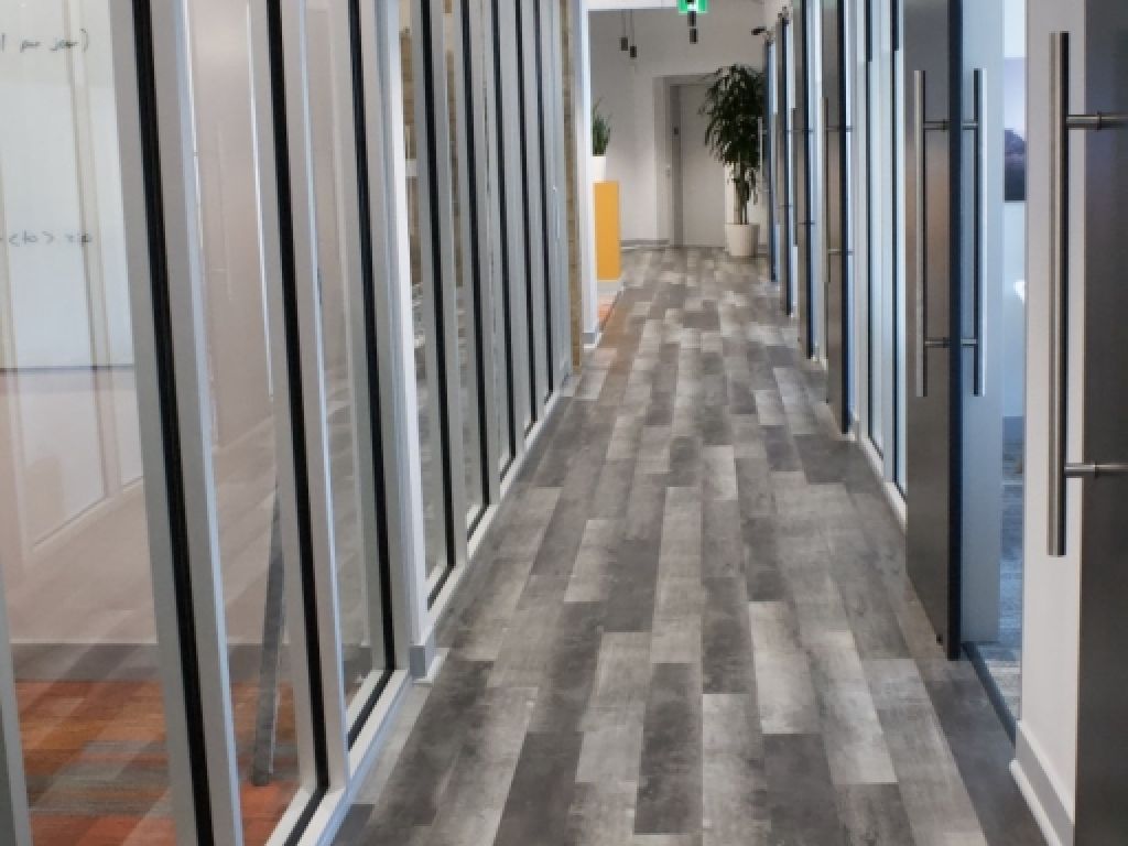 Location bureaux ferm�s et postes de travail - Laval - Acc�s direct A-440