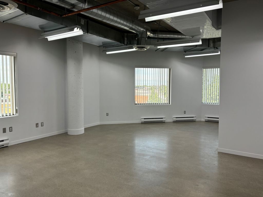 Industrial space of 734 sq.ft. (with kitchinette and one office) in Montreal-Nord!
