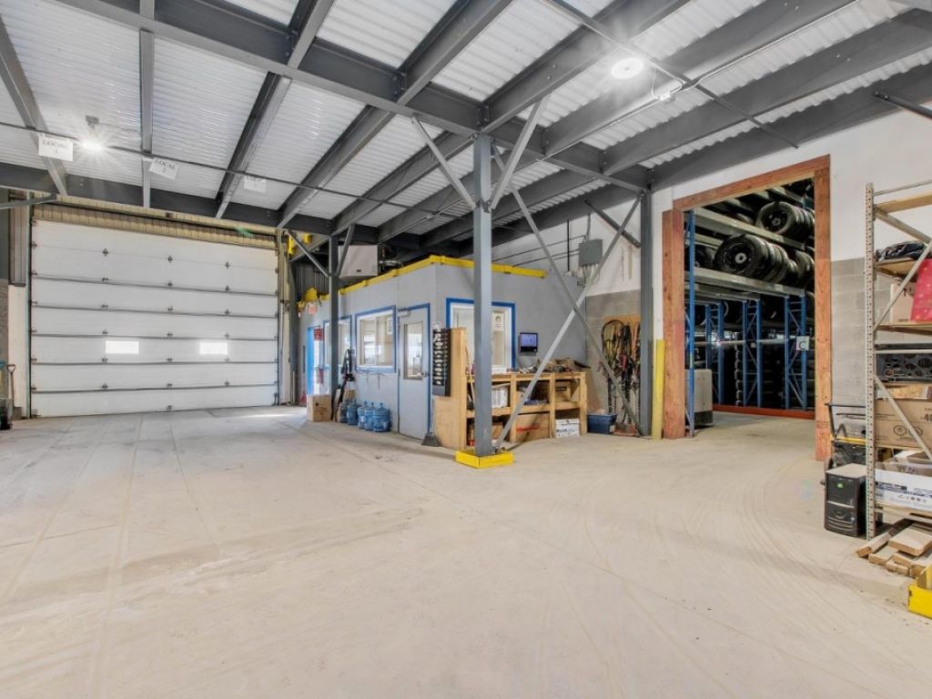 Immense entrep�t subdivisible Quartier industriel Mirabel